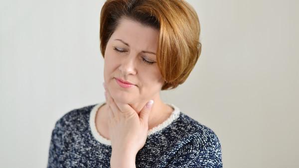 喉癌的中期前兆是什么症状